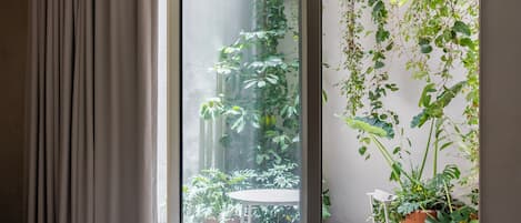 Suite estudio de diseñador, 1 cama King size, hidromasaje, planta baja | Vista desde la habitación