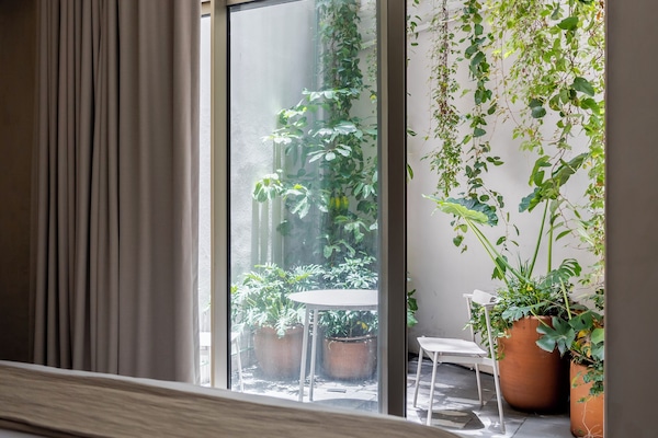 Suíte estúdio design, 1 cama King, banheira de imersão, no piso térreo | Vista do quarto