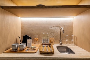 Signature Studio Suite, 1 King Bed | Coffee and/or coffee maker