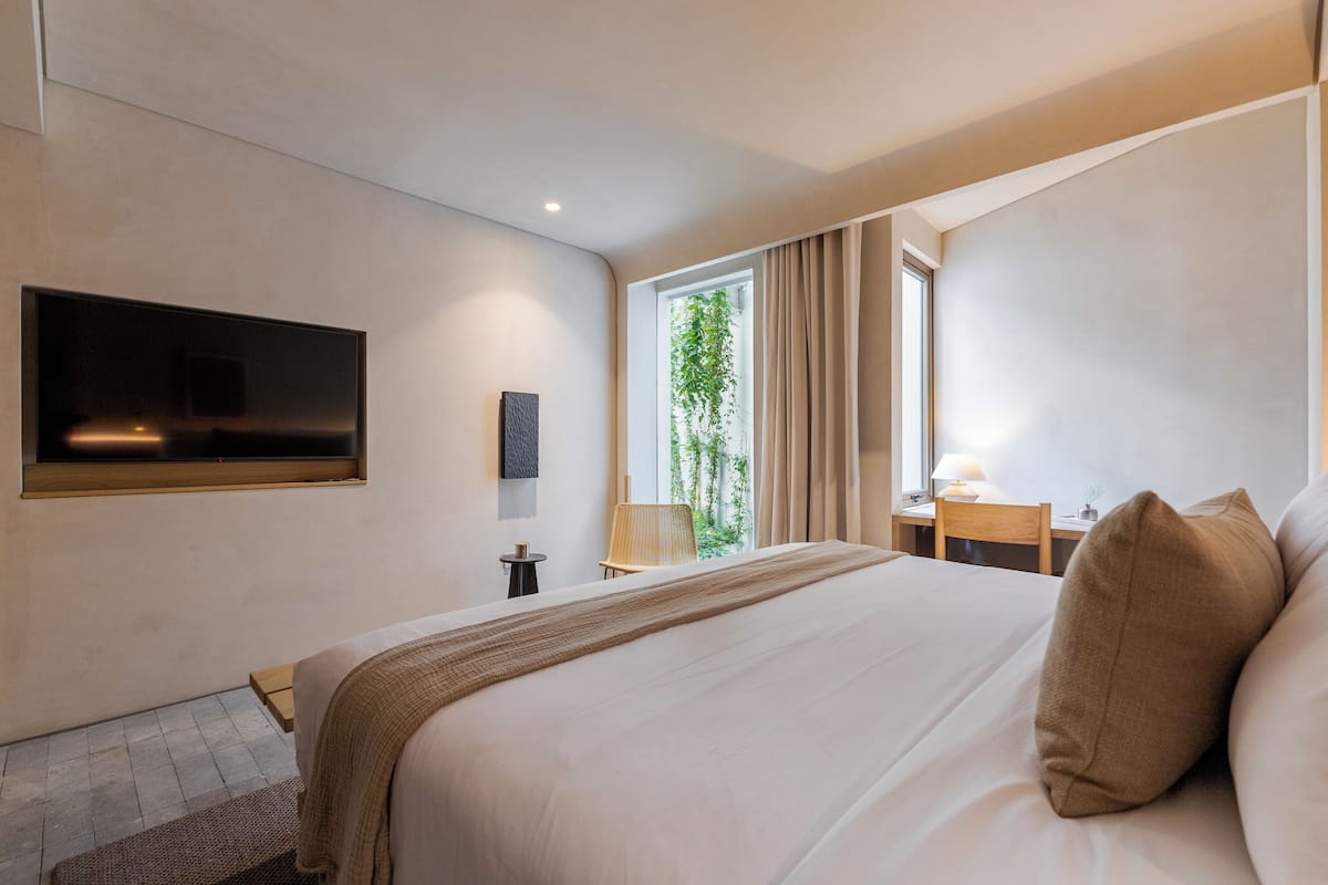 Exclusive Studio Suite, 1 King Bed | Premium bedding, in-room safe, individually decorated