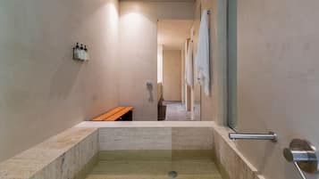 Suite estudio de diseñador, 1 cama King size, hidromasaje, planta baja | Tina de hidromasaje privada