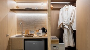 Luxury Studio Suite, 1 King Bed, Balcony, City View | Wardrobe - Lamartine  (Mexico City)