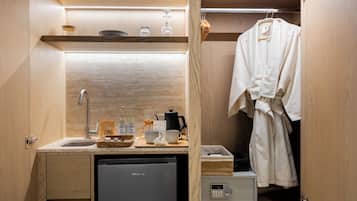 Suite estudio de lujo, 1 cama de matrimonio grande, balcón, vistas a la ciudad | Armario
