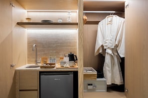 ห้องลักซ์ชัวรี่สตูดิโอสวีท, เตียงคิงไซส์ 1 เตียง, ระเบียง, วิวเมือง | ตู้เสื้อผ้า