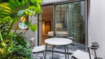 Suite estudio de diseñador, 1 cama King size, hidromasaje, planta baja | Terraza o patio