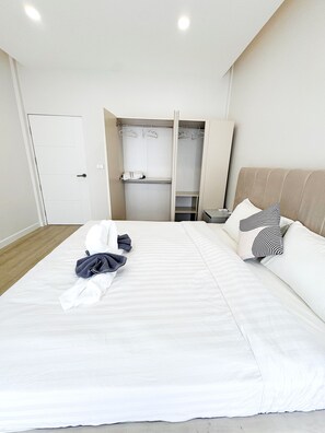 5 bedrooms, iron/ironing board, free WiFi, bed sheets
