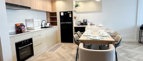 Réfrigérateur, four à micro-ondes, un four, surface de cuisson
