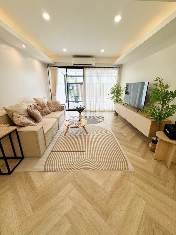 Smart TV, stereo - Onsen Wellness Retreat (Khlong Tan Nuea Subdistrict)