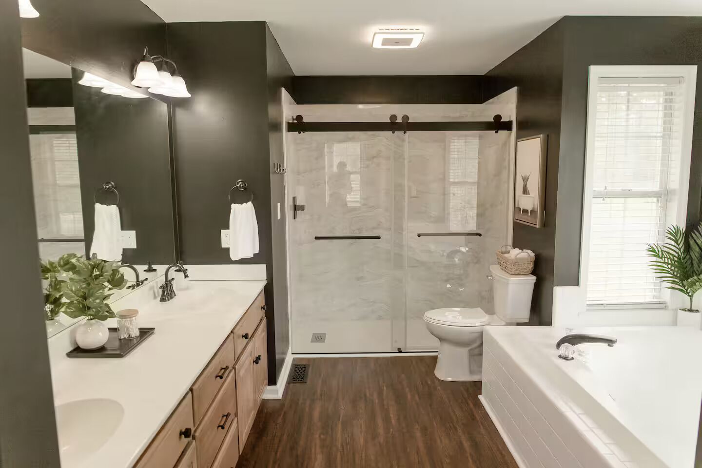 Douche, baignoire à jets, sèche-cheveux, serviettes fournies