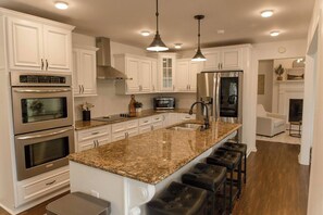 Fridge, microwave, oven, stovetop - Lake Blackshear Retreat! (Cordele)