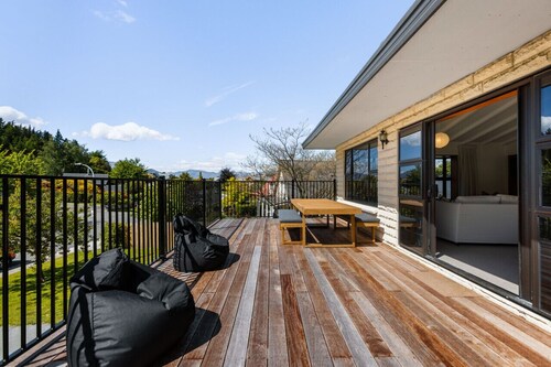 That Wanaka Tree: Short walk to the Lake