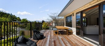 That Wanaka Tree: Short walk to the Lake