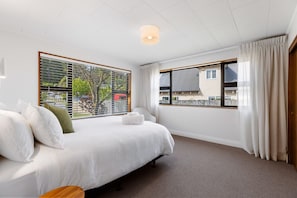 4 bedrooms, iron/ironing board, free WiFi, bed sheets