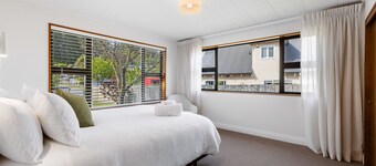 That Wanaka Tree: Short walk to the Lake