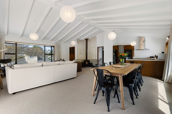 TV, fireplace - That Wanaka Tree - Short walk to the Lake (Wānaka)