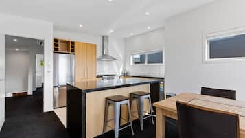 Een koelkast, een microgolfoven, een oven, een kookplaat