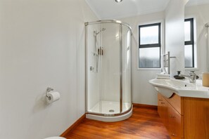 Hair dryer, towels - 208 Alpine Escape Wanaka (Wānaka)