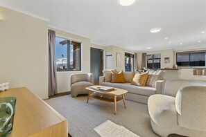 Smart TV - 208 Alpine Escape Wanaka (Wānaka)