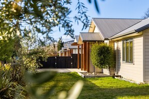 Property grounds - 208 Alpine Escape Wanaka (Wānaka)