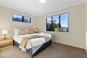3 bedrooms, desk, iron/ironing board, free WiFi - 208 Alpine Escape Wanaka (Wānaka)