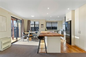 Dining - 208 Alpine Escape Wanaka (Wānaka)