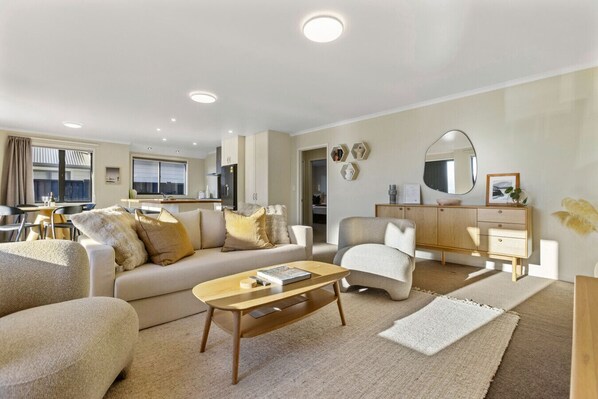 Smart TV - 208 Alpine Escape Wanaka (Wānaka)