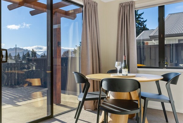 Dining - 208 Alpine Escape Wanaka (Wānaka)