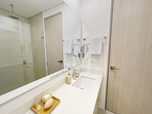 Haartrockner, Handtücher, Seife, Toilettenpapier