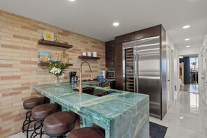 Kjøleskap, mikrobølgeovn, ovn og oppvaskmaskin