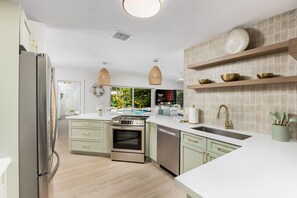 Dishwasher, cookware/dishes/utensils, dining tables