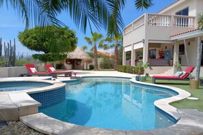 Outdoor pool - Private Tropical Escape in Palm Beach - Luxury Pool Villa - amazing views! (Noord)