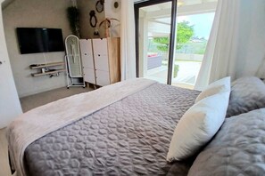 3 bedrooms, in-room safe, desk, iron/ironing board