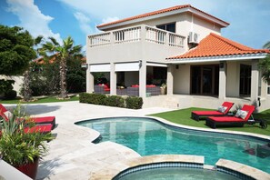 Outdoor pool - Private Tropical Escape in Palm Beach - Luxury Pool Villa - amazing views! (Noord)