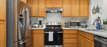 Cozy Master Suite Room with Workspace in San Jose near Airport and Hospitals