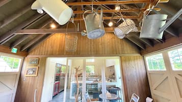 Luxury Cottage, 1 Bedroom, Kitchen, Garden View | In-room dining
