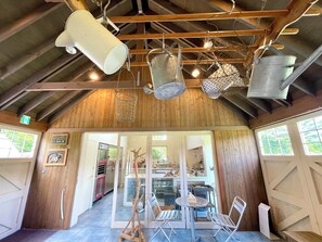 Chaumière luxueuse, 1 chambre, cuisine, vue sur le jardin | Repas dans la chambre