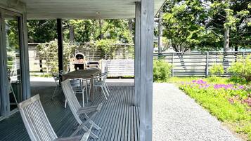 Luxe cottage, 4 slaapkamers, keuken, uitzicht op tuin | Terras