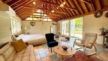 Luxury Cottage, 1 Bedroom, Kitchen, Garden View | Premium bedding, blackout drapes, iron/ironing board, free WiFi