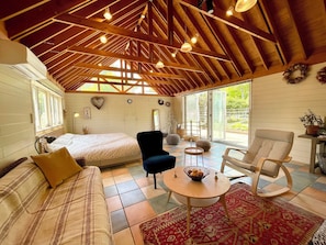 Luxury Cottage, 1 Bedroom, Kitchen, Garden View | Premium bedding, blackout curtains, iron/ironing board, free WiFi