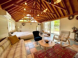 Luxury Cottage, 1 Bedroom, Kitchen, Garden View | Premium bedding, blackout drapes, iron/ironing board, free WiFi