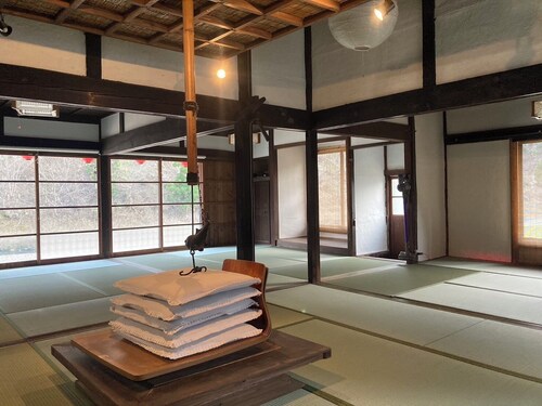 Unexplored area] Private old private house inn with a beautiful river flowing through it.