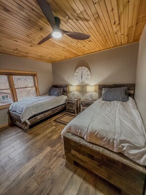 2 bedrooms, iron/ironing board, free WiFi, bed sheets - Lakeside Loft on Black Lake (Hammond)