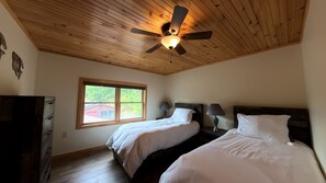 2 bedrooms, iron/ironing board, free WiFi, bed sheets