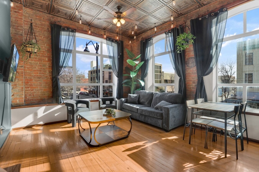 The Overlook: Downtown Cory Block Apartment - Great Falls, MT