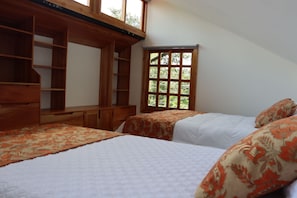 Tabla de planchar con plancha, wifi y ropa de cama