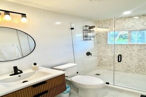 Doccia, asciugacapelli, asciugamani, sapone