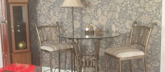 Book Lover's Retreat & Writer's Den In The Heart Of Boonton