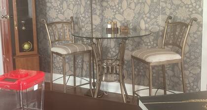 Book Lover's Retreat & Writer's Den In The Heart Of Boonton