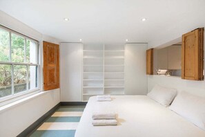 2 bedrooms, iron/ironing board, internet, bed sheets