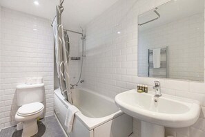 Douche, séchoir à cheveux, serviettes fournies